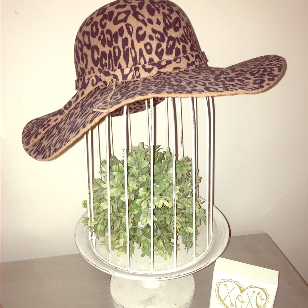 Leopard print felt hat
